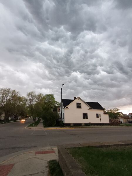 File:Clouds (15 May 2025) 20250515 191545.jpg